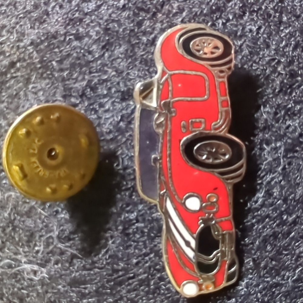 CHEVROLET CORVETTE Vintage C4 STYLE RED CONVERTIBLE AUTOMOTIVE HAT PIN LAPEL PIN